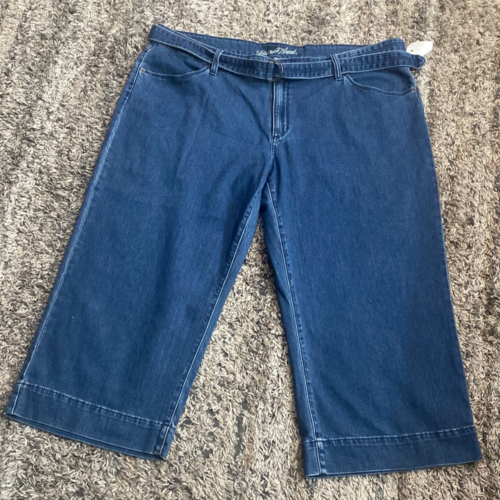 Universal thread, wide leg, crop soft denim medium wash, jeans, size 22 w/ belt